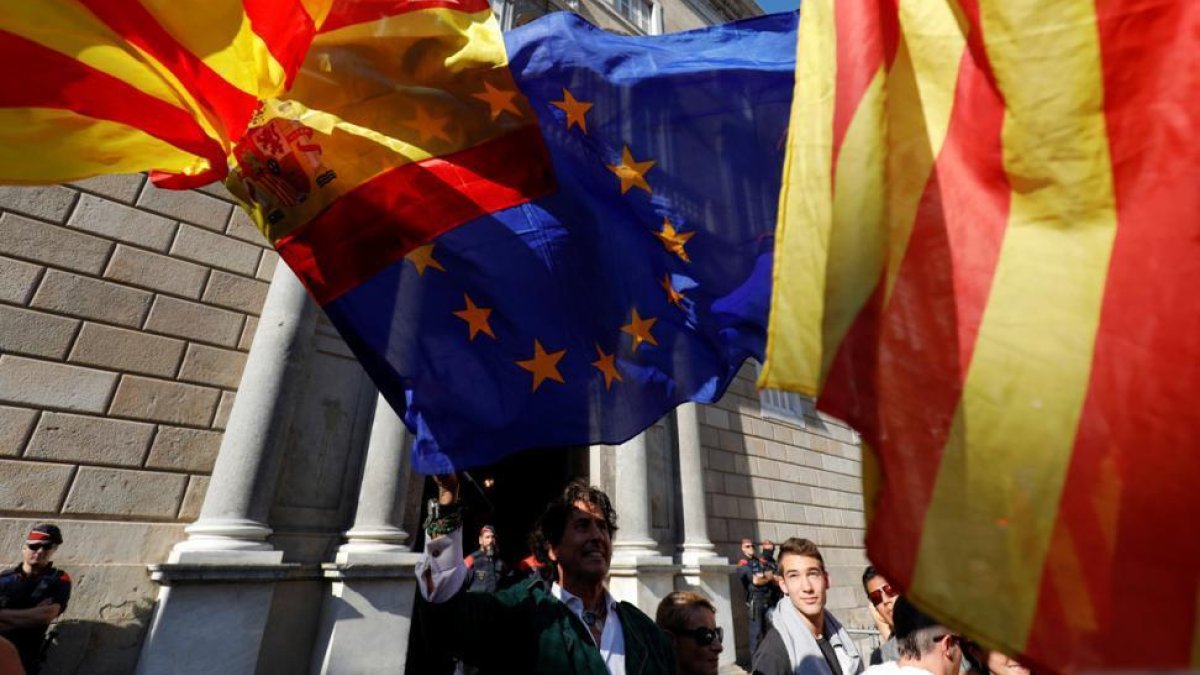 Los Mossos desalojan a Álvaro de Marichalar de la Plaza Sant Jaume.-ATLAS