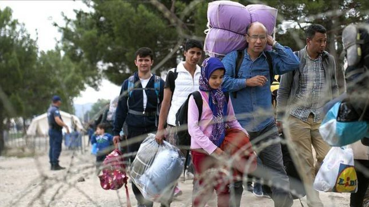 Inmigrantes llegan a un campo de refugiados tras cruzar la frontera entre Grecia y Macedonia.-AFP / ROBERT ATANASOVSKI