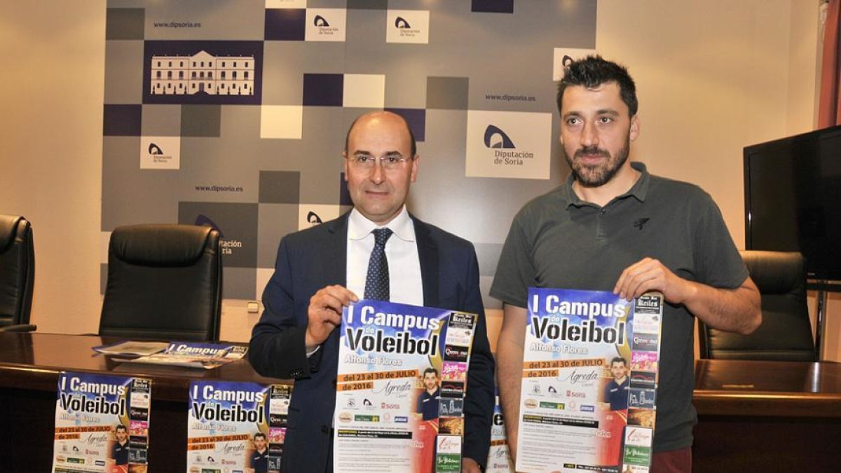 El alcalde de Ágreda Jesús Manuel Alonso y el ex entrenador y ex jugador Alonso Flores en la presentación.-Valentín Guisande