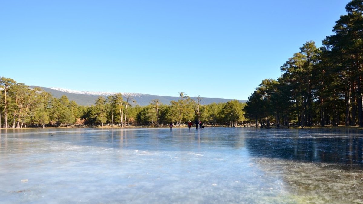 ‘Patinadores’ al fondo de la laguna Marigómez de Duruelo. RAQUEL FERNÁNDEZ