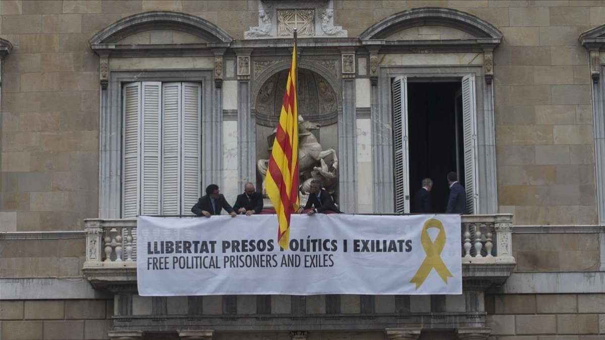 Balcón de la sede de la Generalitat, en la plaza Sant Jaume de Barcelona.-EFE / QUIQUE GARCÍA