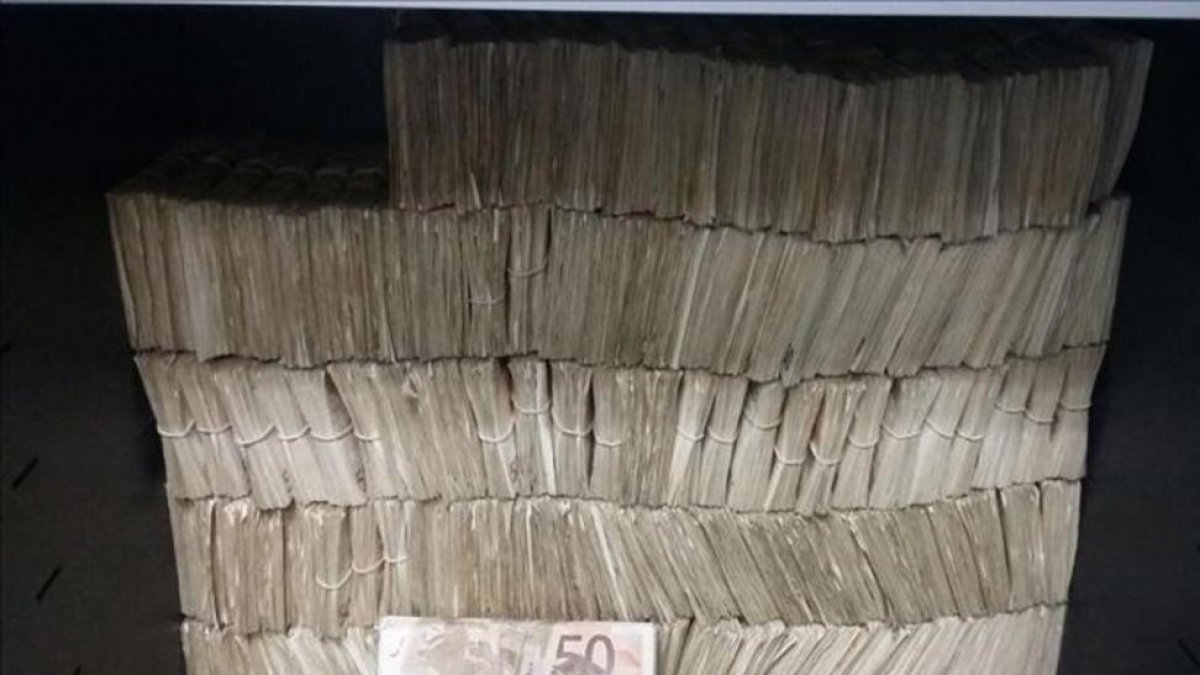 Dinero negro incautado en uno de las registros-