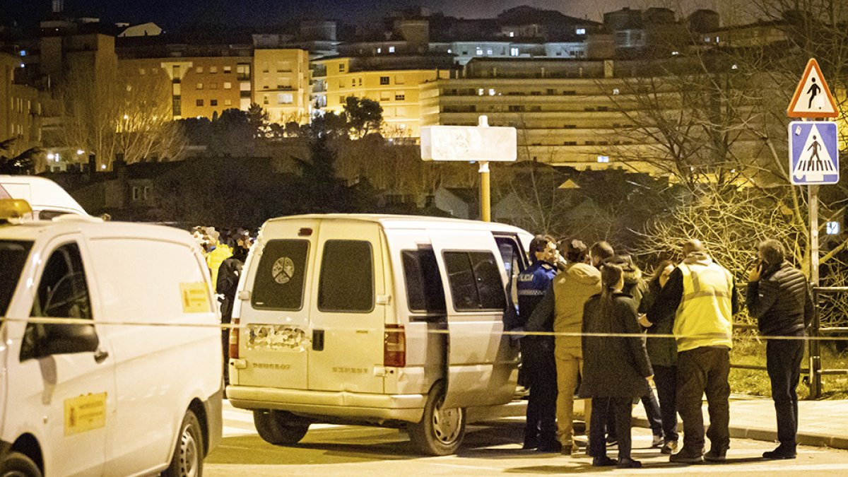 La furgoneta donde se encontraron los cadáveres en la tarde del viernes. MARIO TEJEDOR