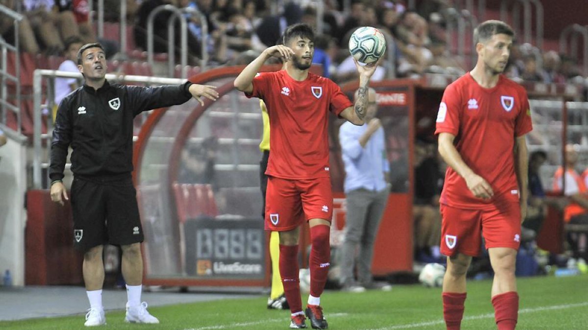 Luis Carrión da indicaciones desde la banda de Los Pajaritos en el partido ante el Athletic.-Valentín Guisande