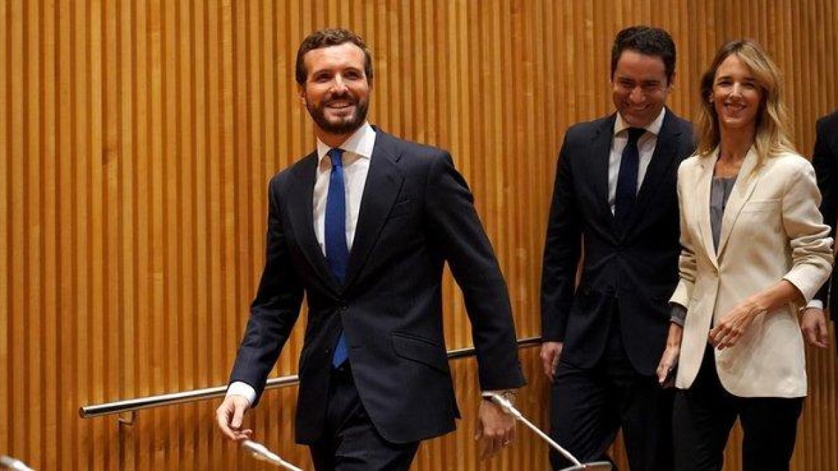 Pablo Casado llega a la reunión con diputados y senadores, este lunes en el Congreso.-JOSÉ LUIS ROCA