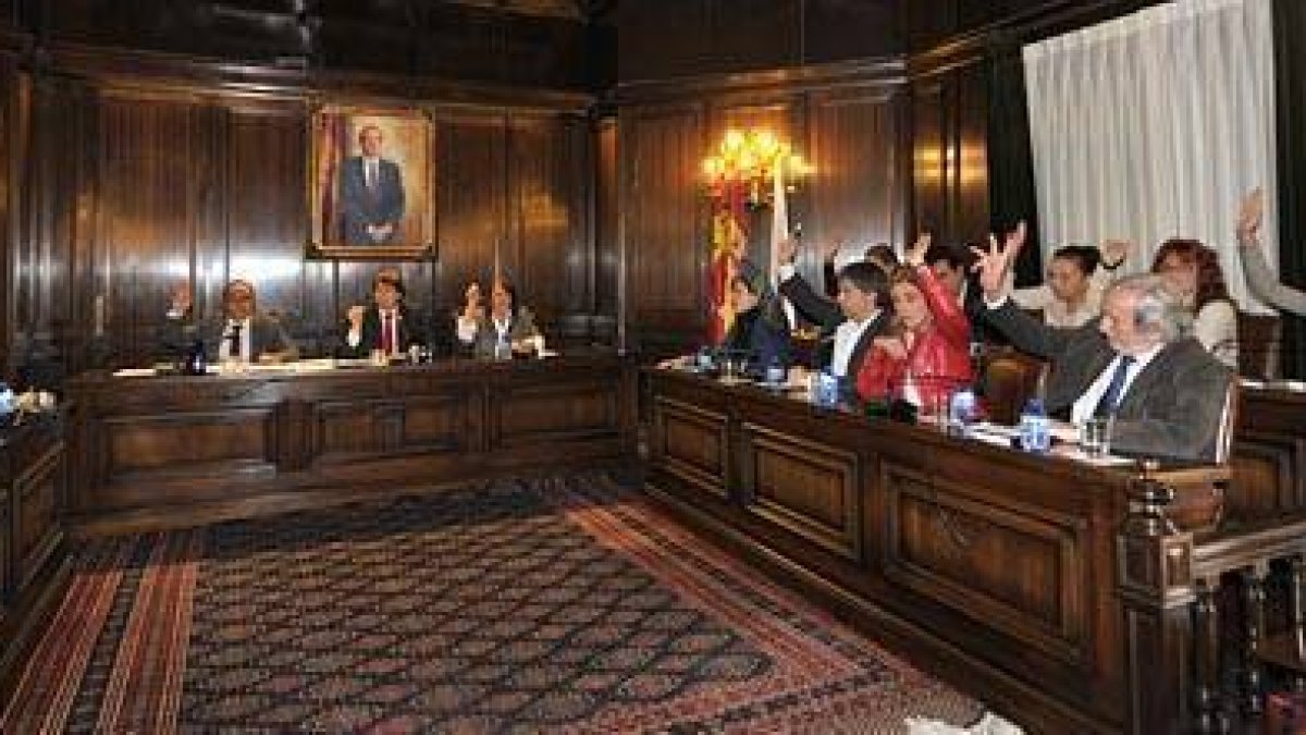 Momento de la votación para adjudicar el socio de la empresa mixta del agua a la UTE Inima Valoriza, con los votos favorables del PSOE. / VALENTÍN GUISANDE-