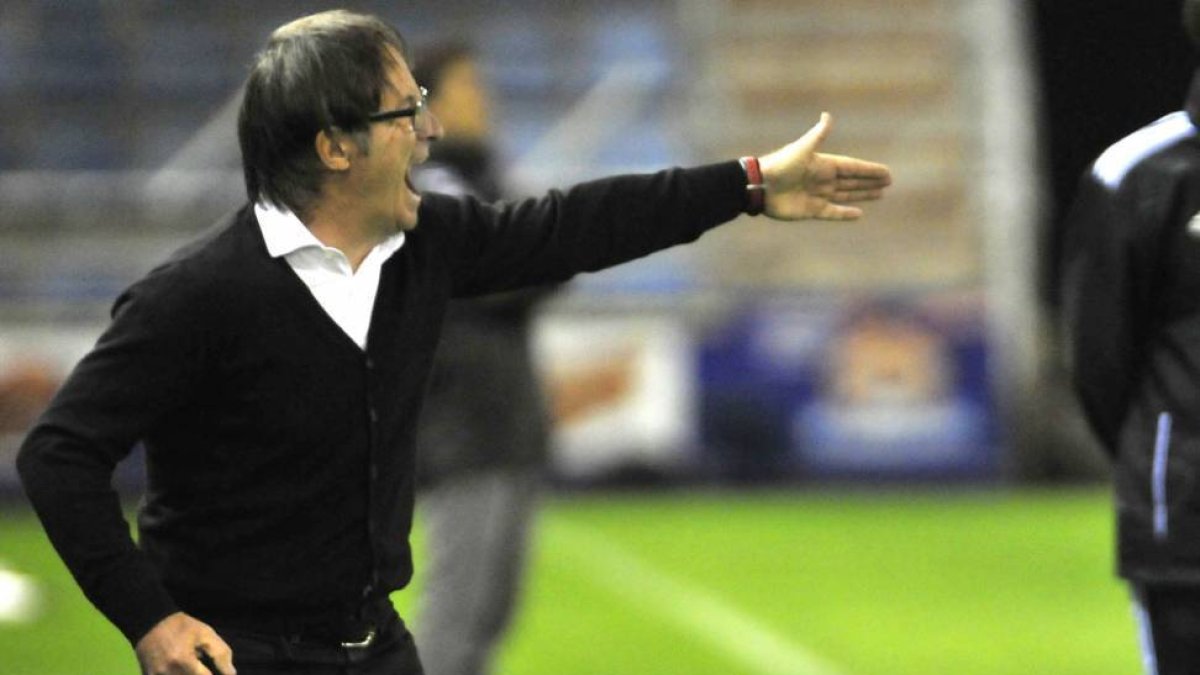 Anquela da indicaciones desde la banda.-Diego Mayor