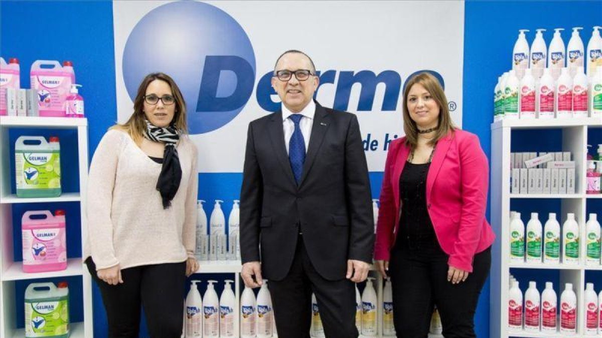 Julio, Raquel y Sarai Molina(derecha) padre e hijas gerentes de la empresa Dermo.-NURIA PUENTES