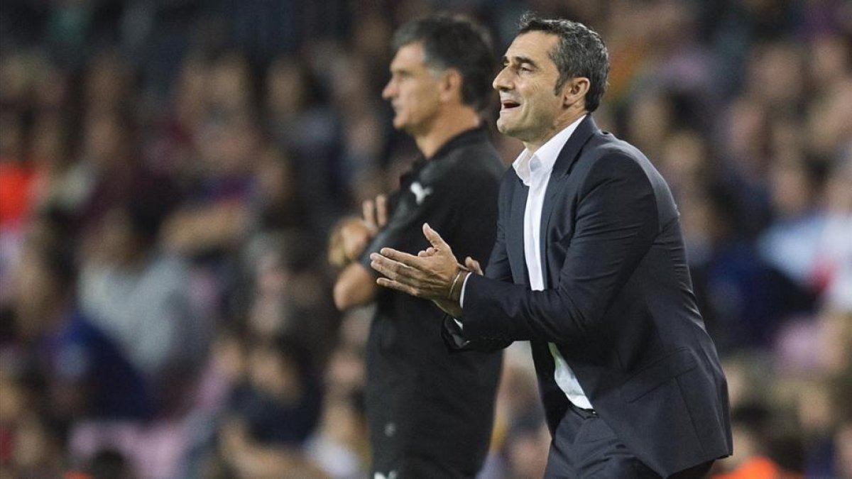 Valverde da instrucciones a sus jugadores en el Barça-Eibar.-JORDI COTRINA