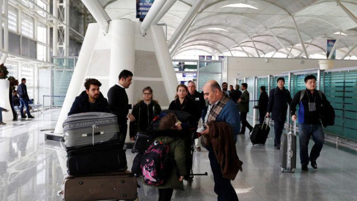 Fuad Sharef Suleman y su familia tras regresar a Irak al no poder viajar a EEUU.-AHMED SAAD / REUTERS