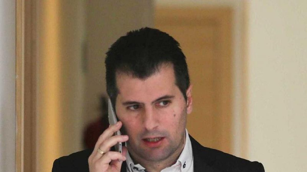 El portavoz del Grupo Parlamentario Socialista, Luis Tudanca, presenta una proposición de ley sobre listas de espera junto a la procuradora Mercedes Martín-ICAL