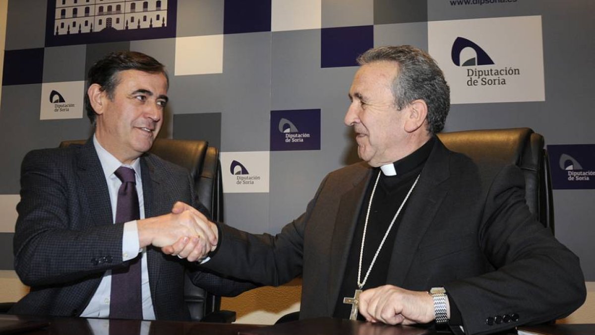 Pardo y Melgar estrechan las manos tras firmar el convenio.-VALENTÍN GUISANDE