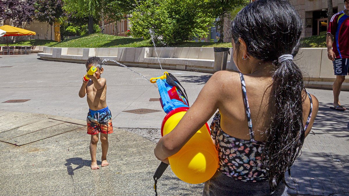 Niños jugando para refrescarse. MARIO TEJEDOR