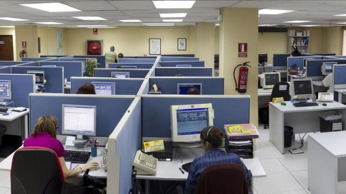Servicio de teleoperadores de una empresa.-