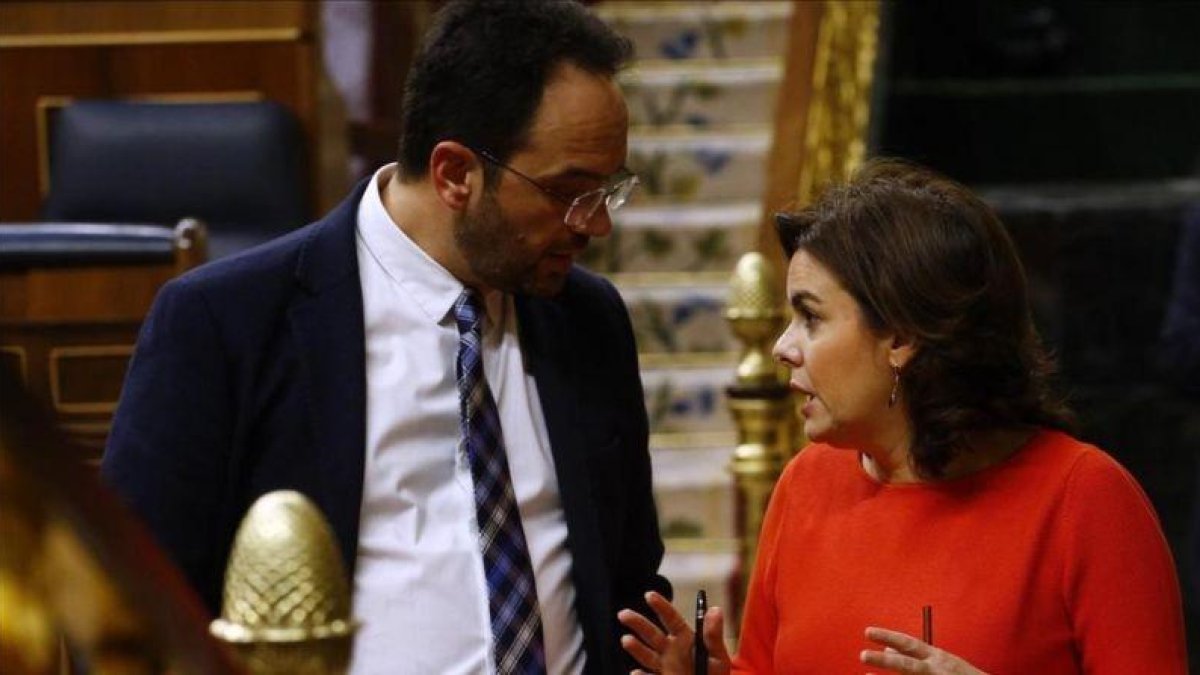 Antonio Hernando y Soraya Sáenz de Santamaría, el pasado miércoles en el Congreso.-AGUSTÍN CATALÁN