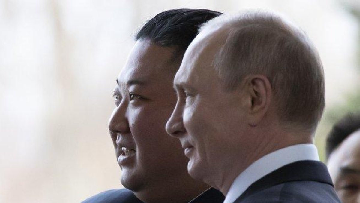 Kim Jong-un y Putin en Vladivostok.-AP
