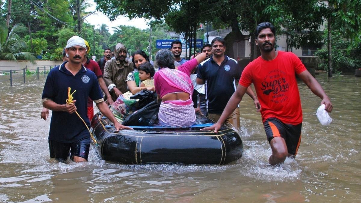 Voluntarios ayudan a evacuar a vecinos de las zonas inundadas en Kozhikode. /-AFP