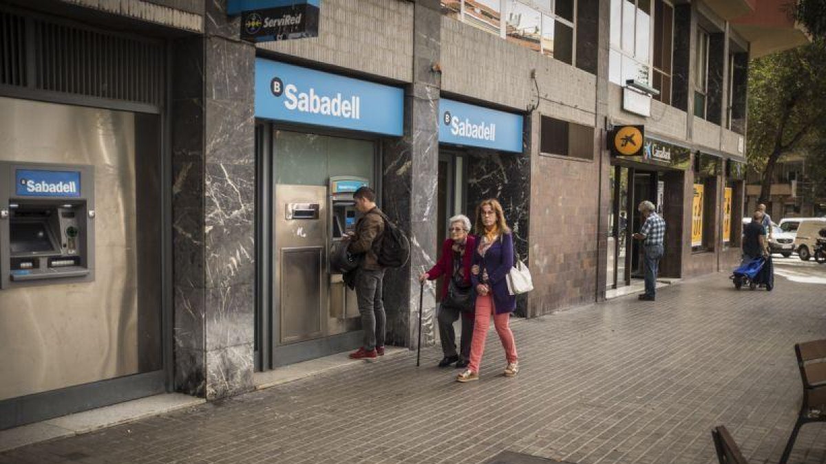 Oficinas de Banc Sabadell y CaixaBank.-CARLOS MONTANYES