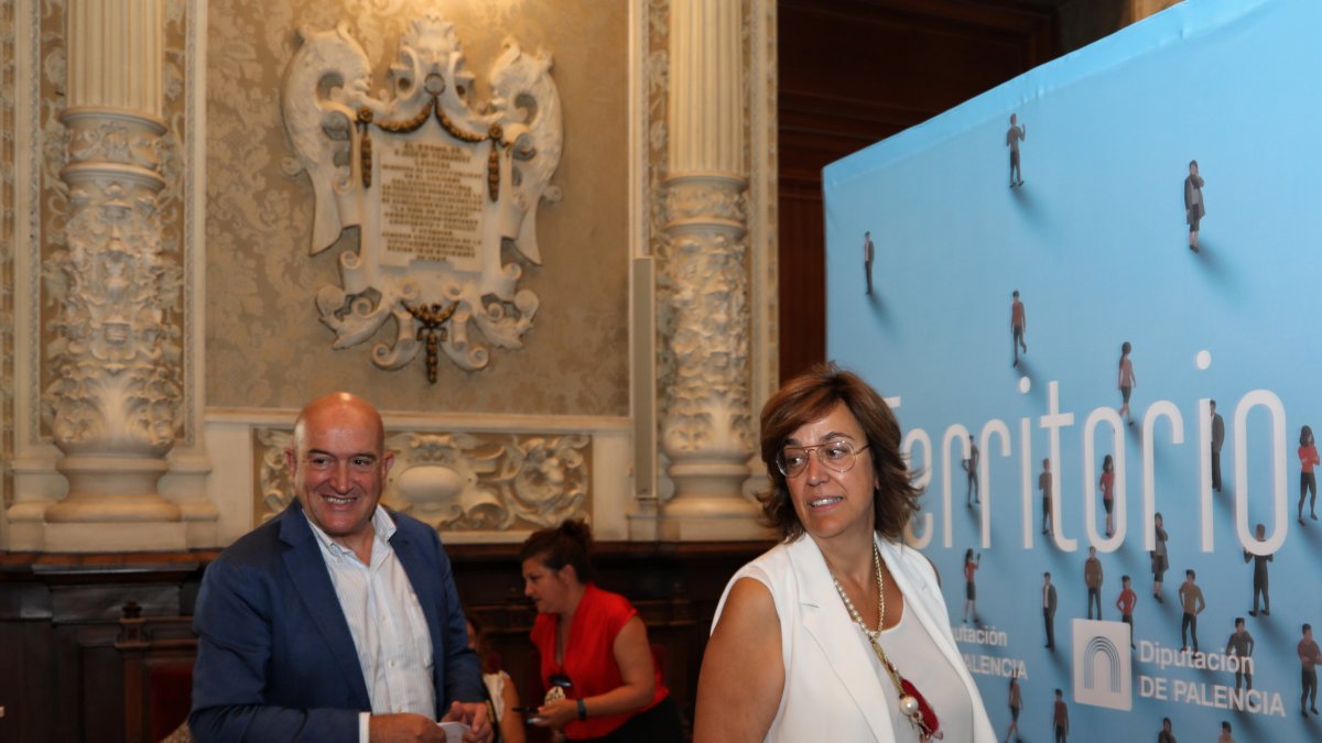El consejero de Presidencia y la presidenta de la Diputación de Palencia.-ICAL
