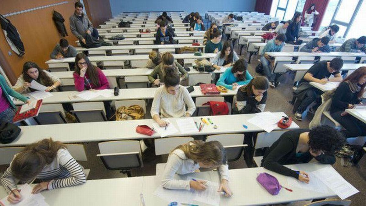 Alumnos de Derecho en la Universidad Rovira i Virgili, en un examen  .-JOAN REVILLAS