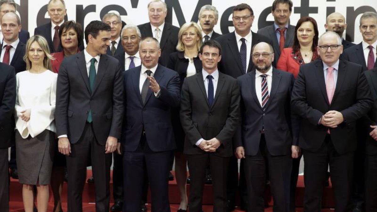 Foto de familia previa al acto.-Foto: EFE