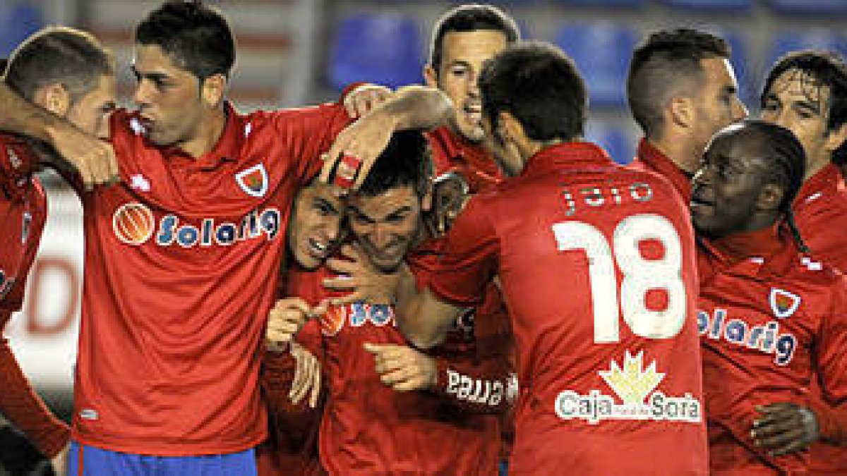 Los jugadores rojillos celebran uno de los cuatro goles marcados ante el Guadalajara. / VALENTÍN GUISANDE-