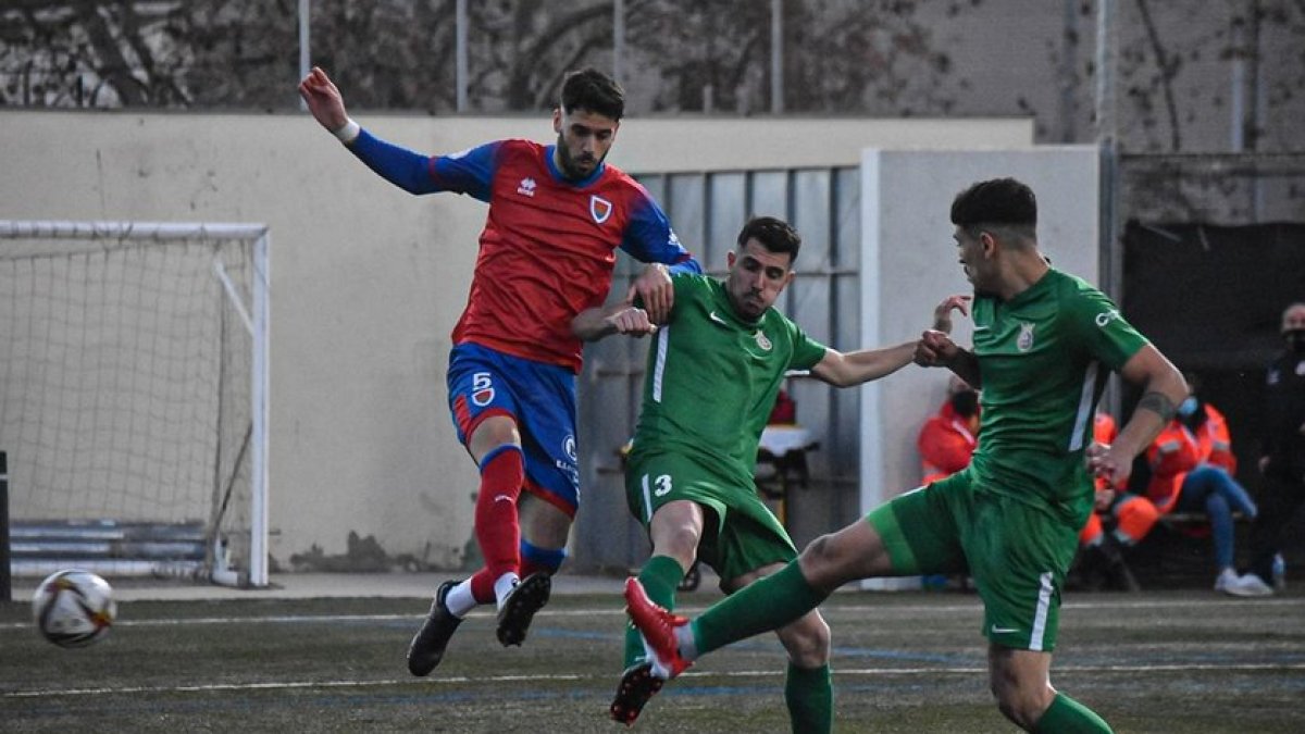 El Numancia sufría en Cerdanyola un césped de hierba artificial en mal estado. ÁREA 11