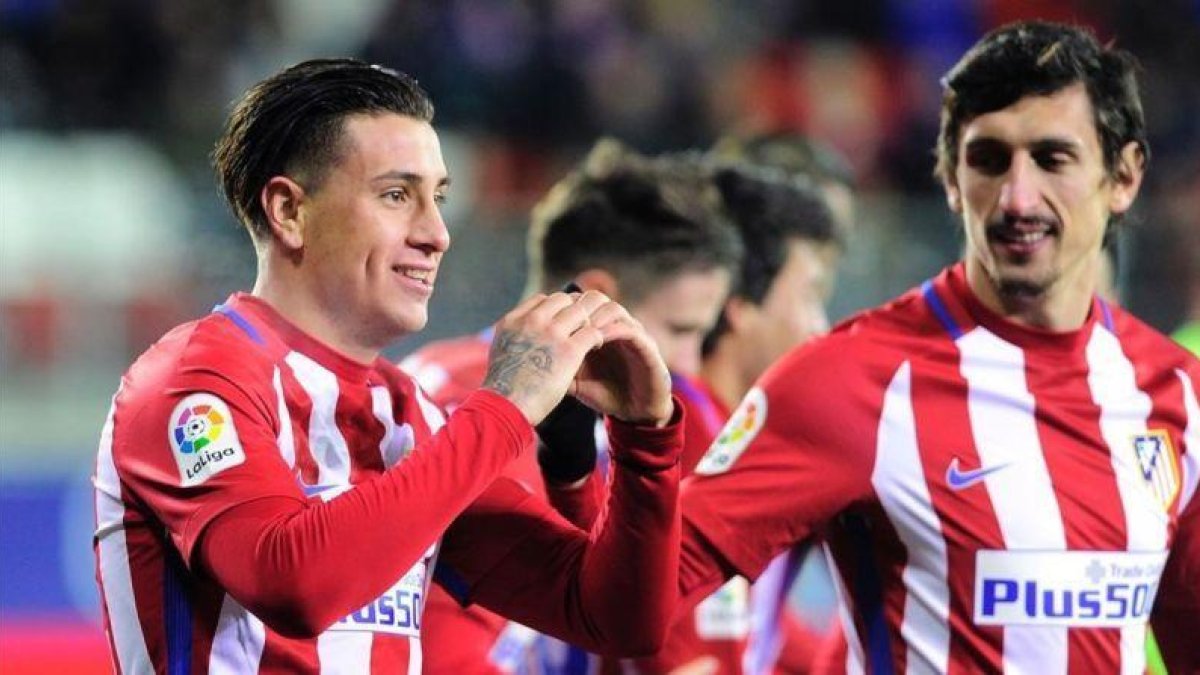 Giménez celebra su gol al Eibar junto al otro central del Atlético, el montenegrino Savic.-ANDER GILLENEA