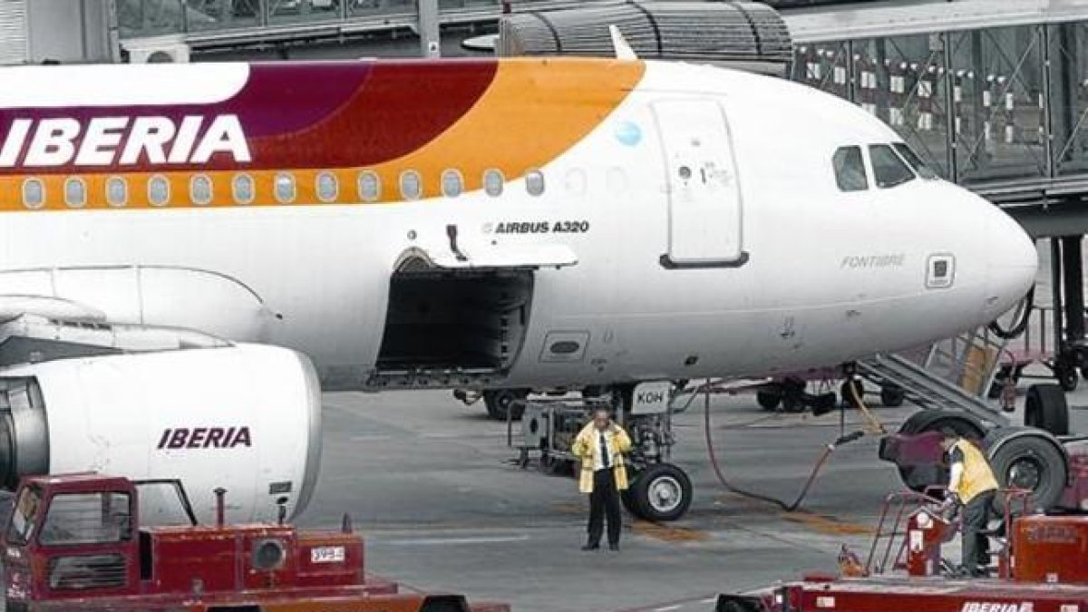 Un avión de Iberia en el aeropuerto Adolfo Suárez Madrid-Barajas.-JUAN MANUEL PRATS