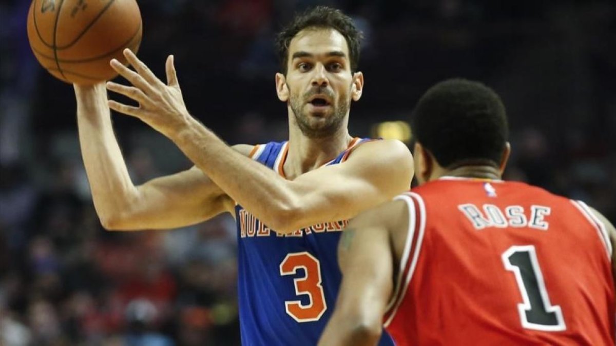 Los jugadores de la NBA José Calderón y Derrick Rose se enfrentan en un partido de la temporada pasada en Chicago.-KAMIL KRZACZYNSKI / EFE