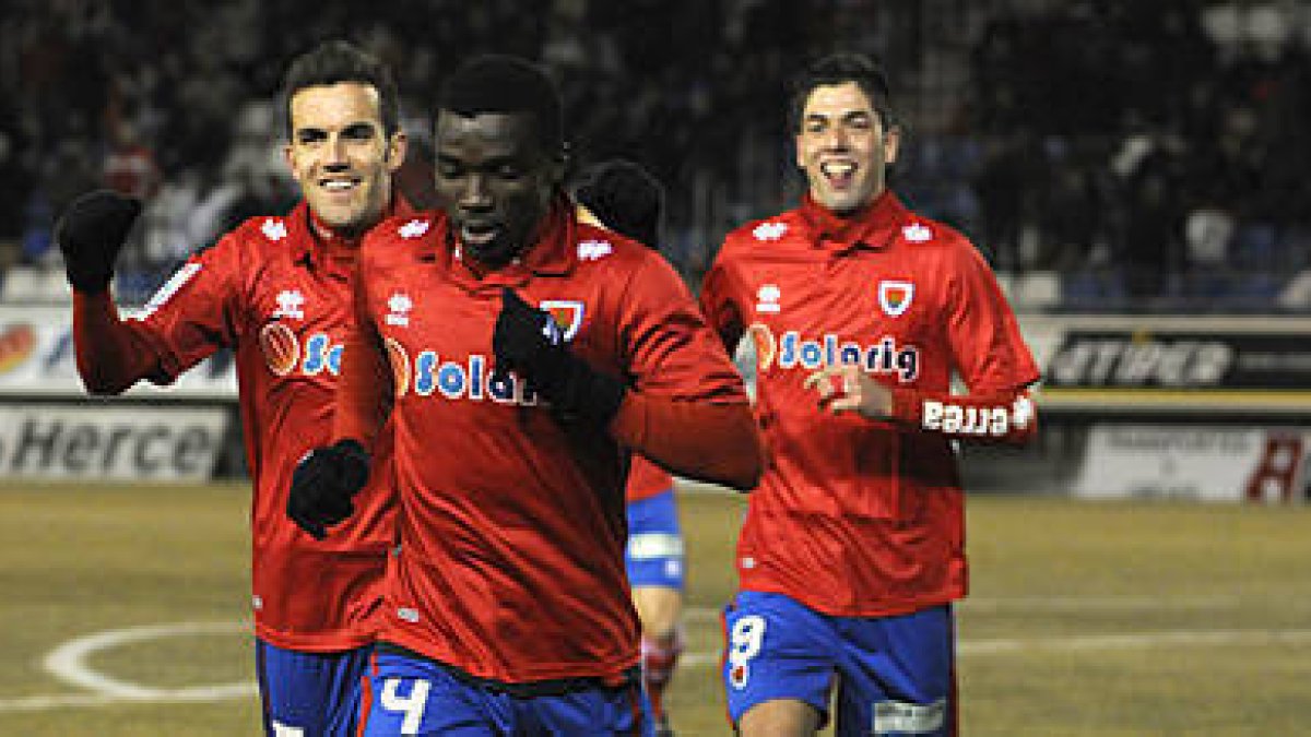 Sunny, Julio Álvarez y Juanjo celebran un gol del Numancia. / V. Guisande-