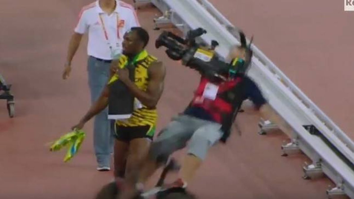 El momento en el que Bolt es embestido.-