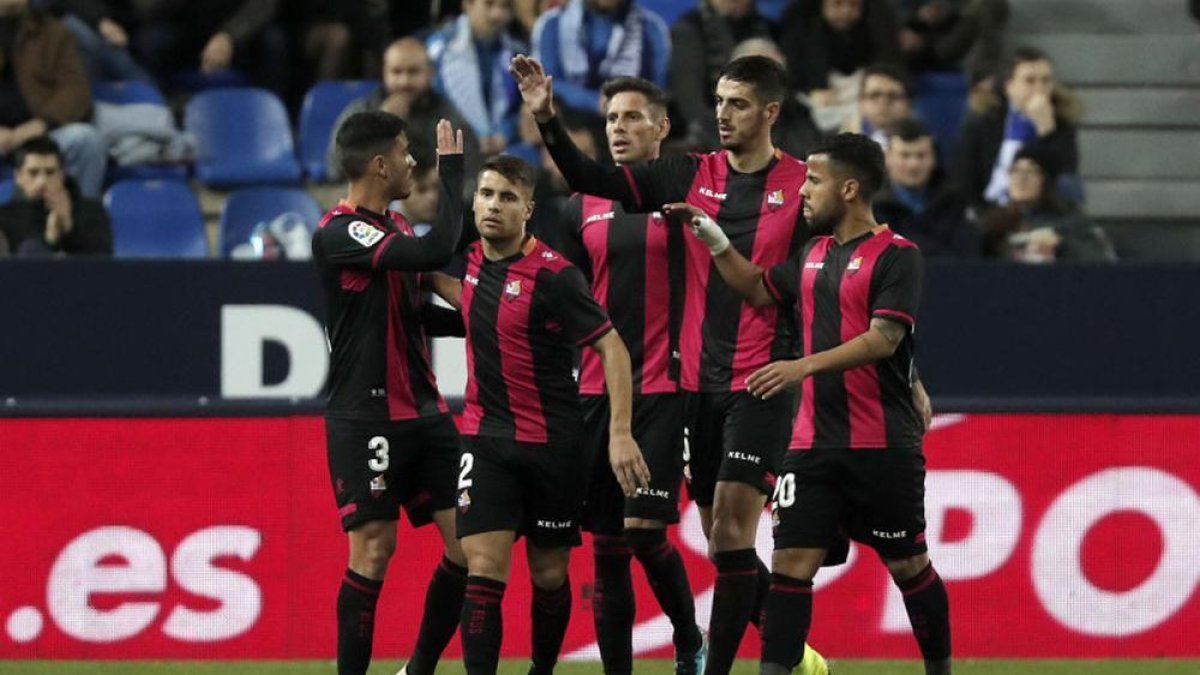 Los jugadores del Reus celebran uno de los goles de su victoria de la pasada jornada en Málaga.-LFP