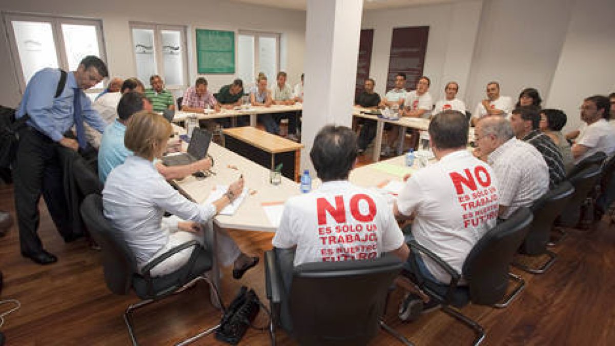 Una de las últimas reuniones negociadoras en el Serla de Valladolid entre empresa, comité y sindicatos. /PABLO REQUEJO-