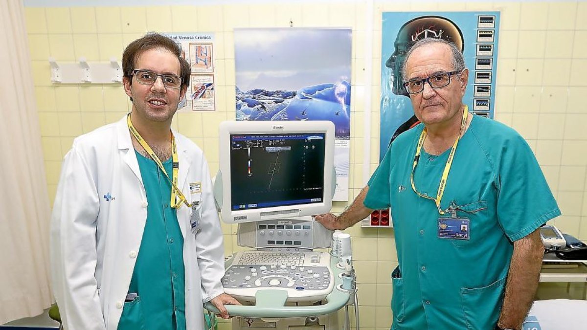 Los doctores José Antonio Brizuela y Carlos Vaquero en las instalaciones del Hospital Clínico Universitario de Valladolid.-J. M. LOSTAU