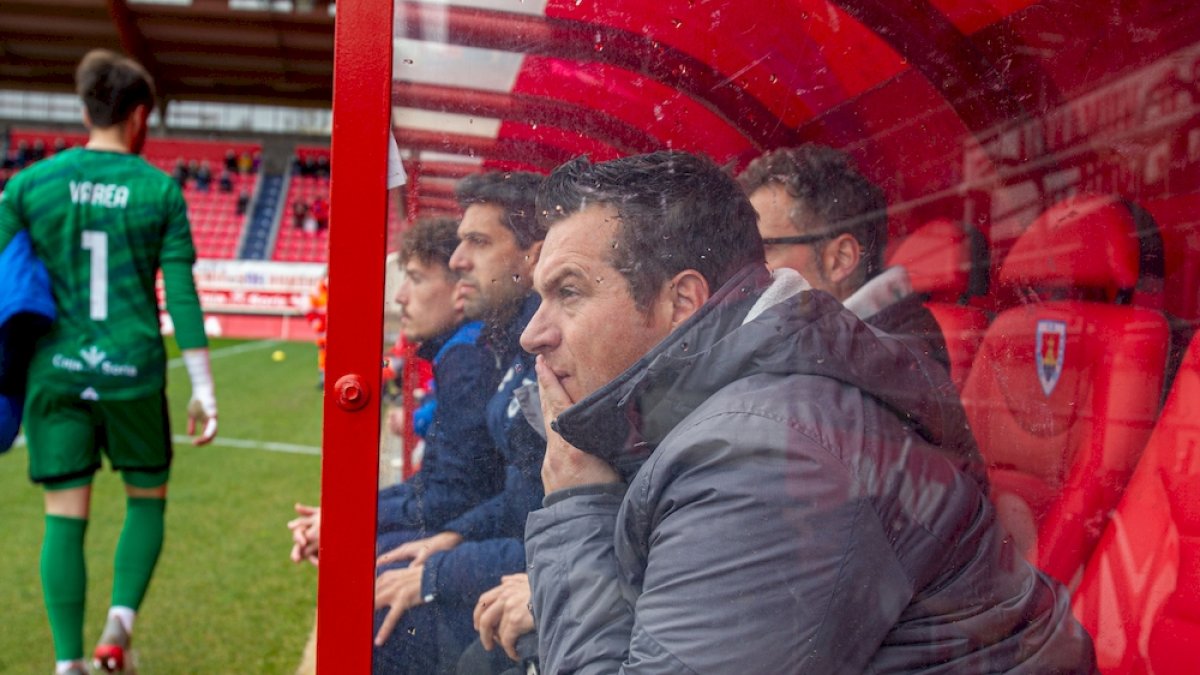 Diego Martínez en el banquillo de Los Pajaritos en el partido ante el Badalona. MARIO TEJEDOR