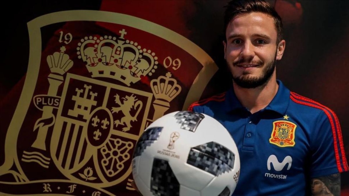 Saúl, con la camiseta de la  selección-JAVIER ETXEZARRETA / EFE