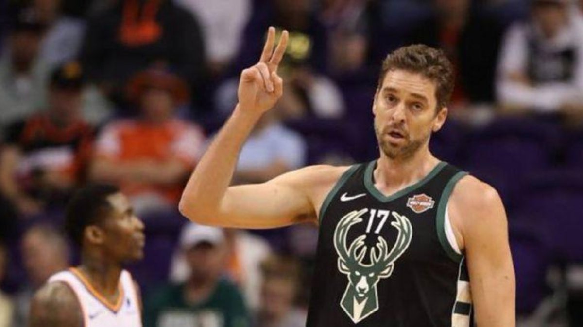 Pau Gasol, con su nueva camiseta.-AFP