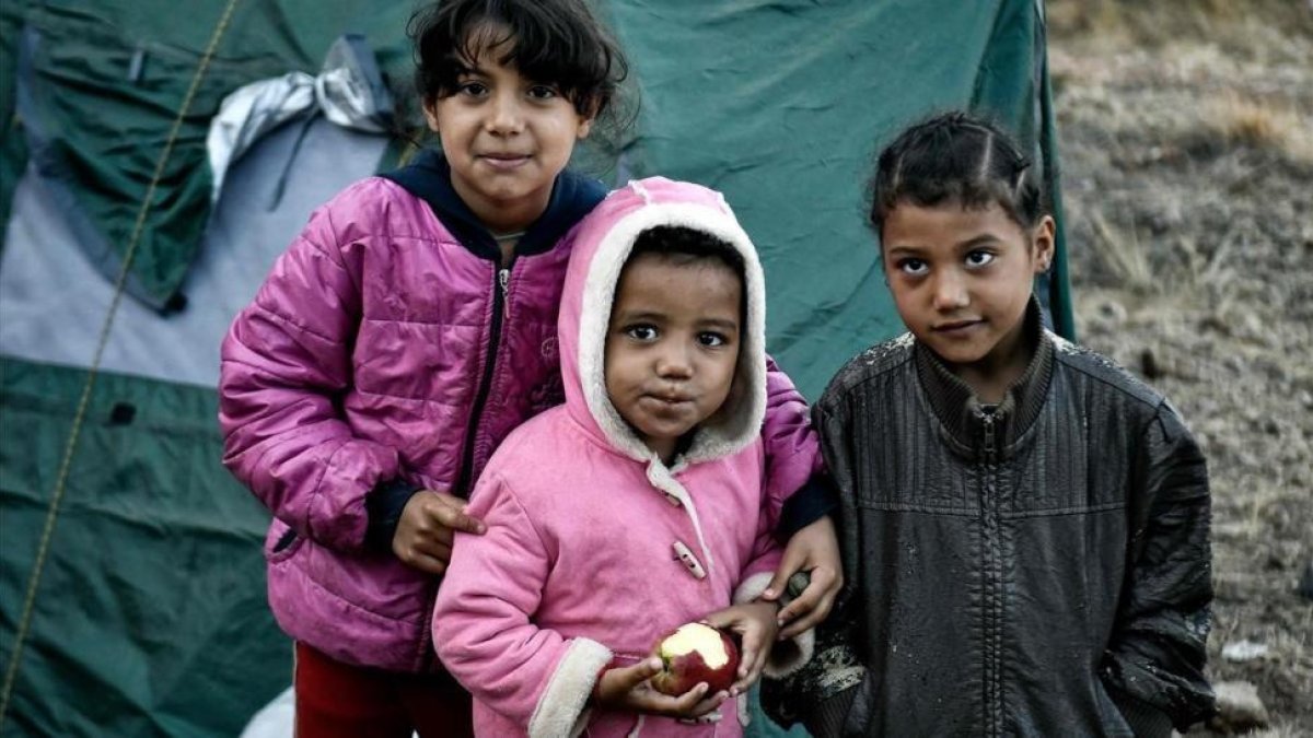 Unos niños refugiados, en un campo improvisado en la isla griega de Samos.-AFP / LOUISA GOULIAMAKI