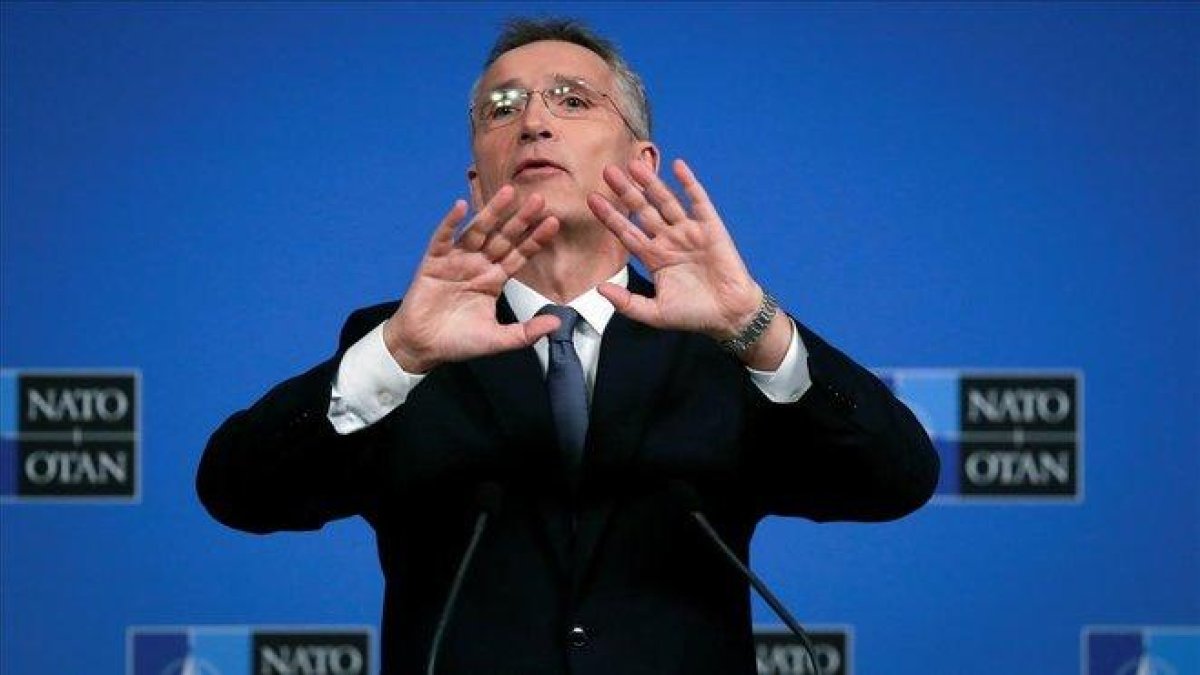 El secretario general de la OTAN, Jens Stoltenberg, durante la rueda de prensa que ha ofrecido este martes en Bruselas.-OLIVIER HOSLET (EFE)