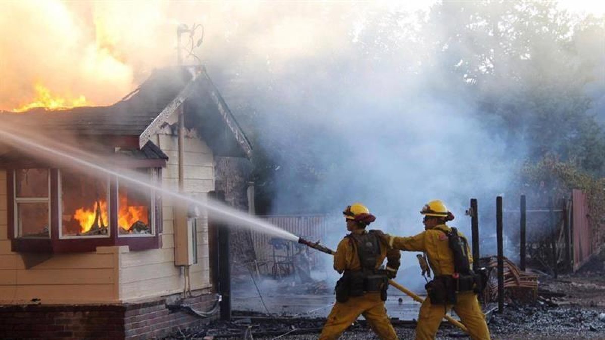Fotografía cedida por CALFIRE muestra a los bomberos que intentan sofocar el incendio en el condado de Lake, California-EFE / ADAM WIEDMANN / CALFIRE