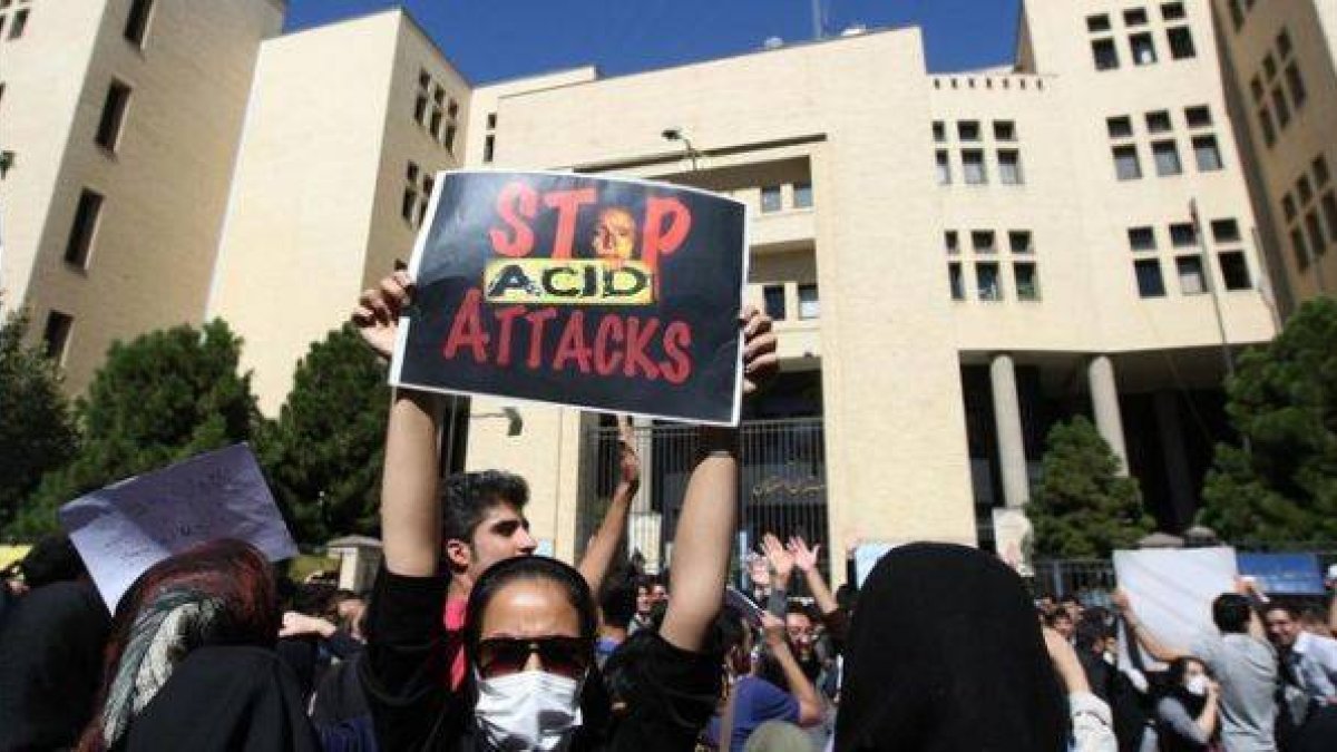 Decenas de mujeres se manifiestan este jueves ante el Tribunal de Ispahán contra los ataques con ácido.-Foto: ARYA JAFARI