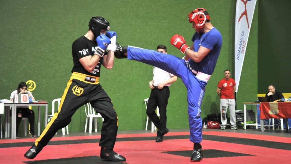 Uno de los combates de kickboxing celebrados ayer en La Juventud.-MARÍA FERRER