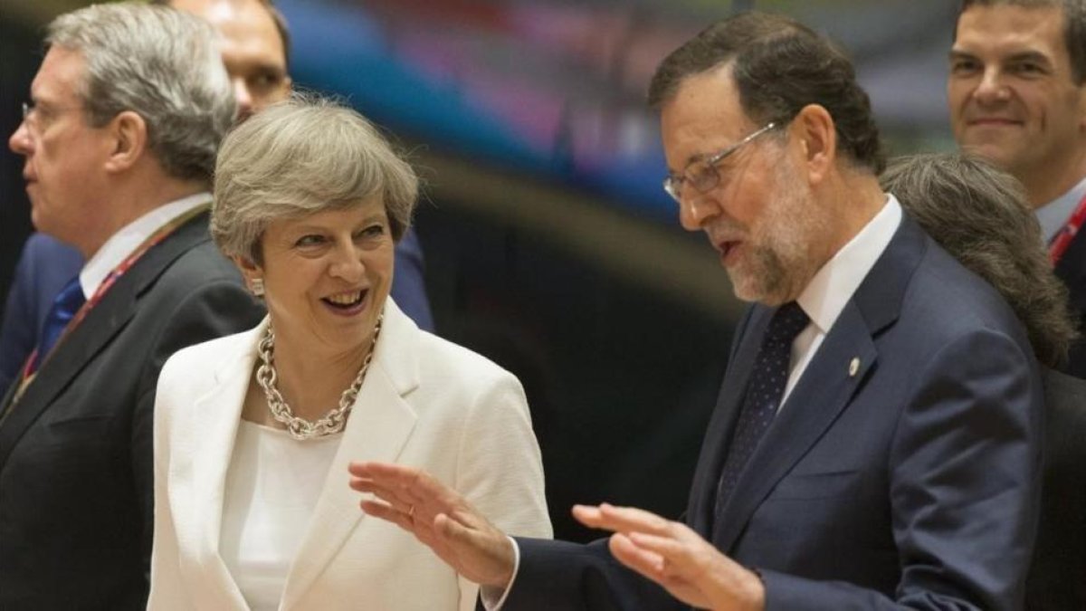 La primera ministra británica, Theresa May, y el presidente del Gobierno español Mariano Rajoy.-EFE / OLIVIER HOSLET