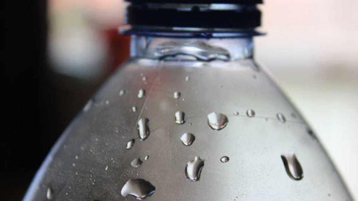 Una botella de agua.-