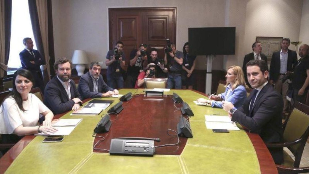 Los representantes de Vox, a la izquierda, y los del PP, a la derecha, en la reunión del Congreso, el martes.-DAVID CASTRO