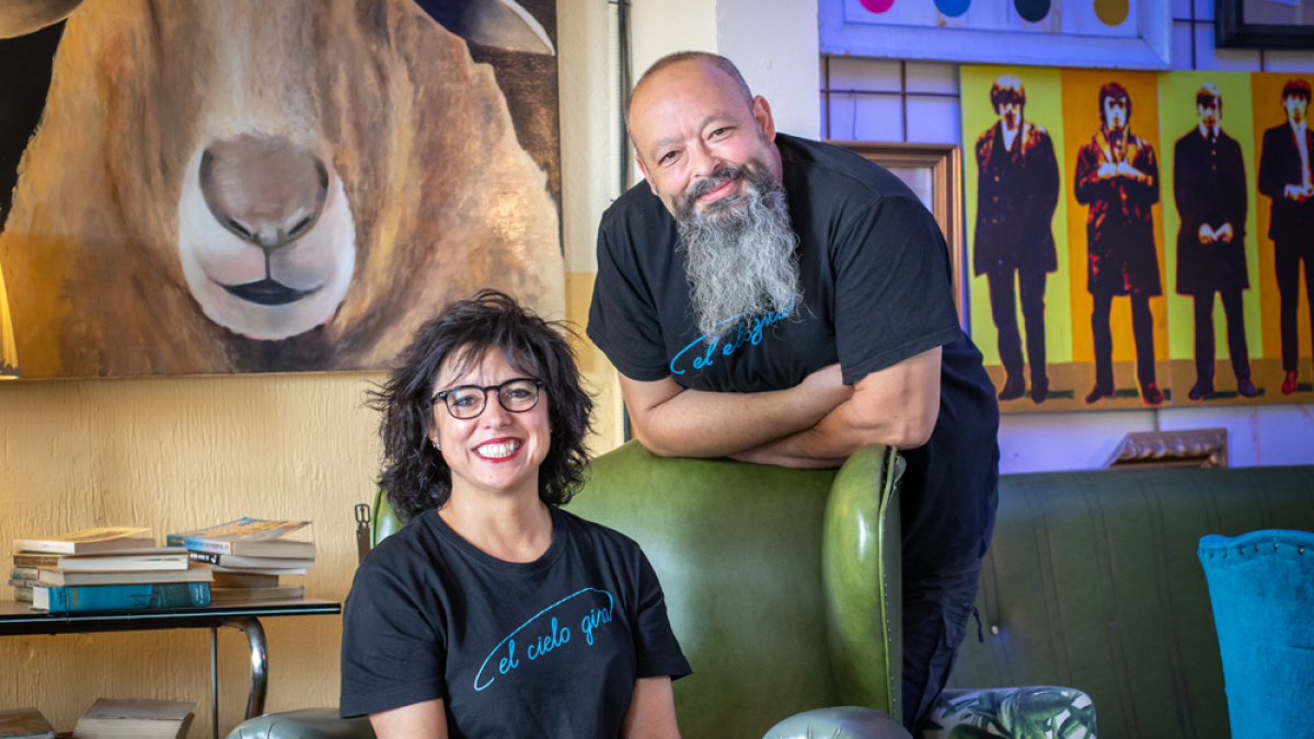 Coro y Eduardo mantienen en marcha la locomotora de 'El Cielo Gira' en la estación de tren de Soria, El CañueLo. GONZALO MONTESEGURO