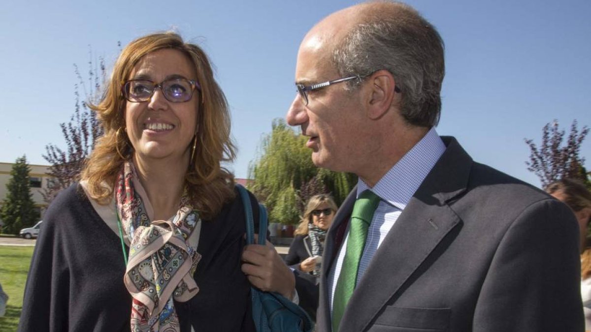 El presidente de la Diputación de Salamanca, Javier Iglesias, preside los actos del Día de las Provincias de Castilla y León. En la imagen Javier Iglesias junto a Angeles Armisén, presidentes de las diputaciones de Salamanca y Palencia-Ical