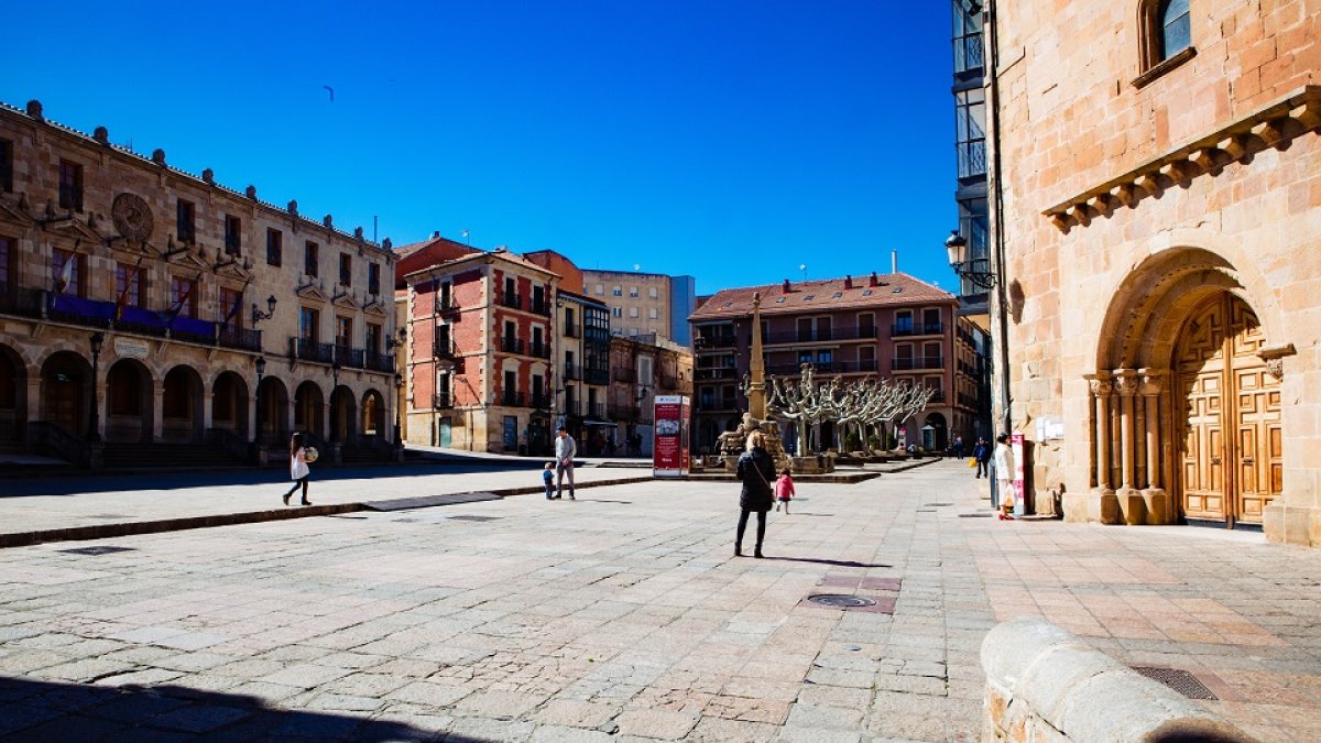 Calles comerciales de Soria a mediodía semivacías y con la mayoría de establecimientos hosteleros cerrados por la crisis del coronavirus. - ICAL