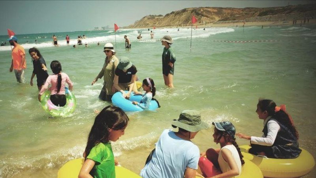 Beduinos en la playa de Tel Baruch, en Tel Aviv.-ANA ALBA